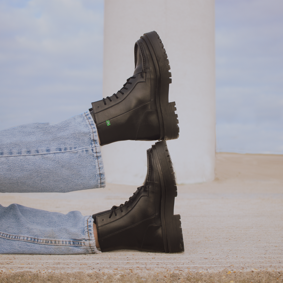 Boots bottine Ziggy lacets femme vegan Supergreen noir en cuir de maïs végétal et recyclé, des vegan shoes écoresponsables, accessibles et stylées. Mode éthique, écologique et responsable, éco-conception.