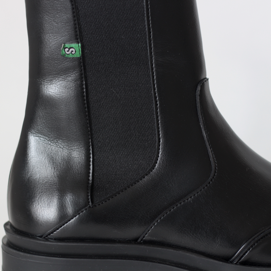 Doris Supergreen black vegan women's wedge Chelsea boot in recycled and vegetable corn leather, accessible and stylish eco-responsible vegan shoes. Ethical, ecological and responsible fashion, eco-design.
