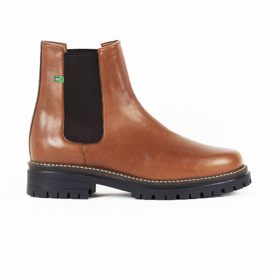 Woman Jerry chelsea Supergreen vegan boots in black corn leather. Vegan shoes eco-responsible, recycled, affordable and stylish. Ethical, ecological and responsible fashion, eco-design.