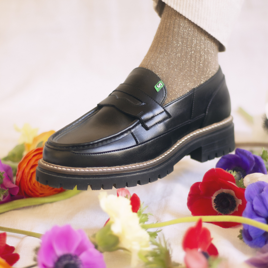 Mila Supergreen black moccasin for women, made of recycled and vegetable corn leather, eco-responsible, accessible and stylish vegan shoes. Ethical, ecological and responsible fashion, eco-design.