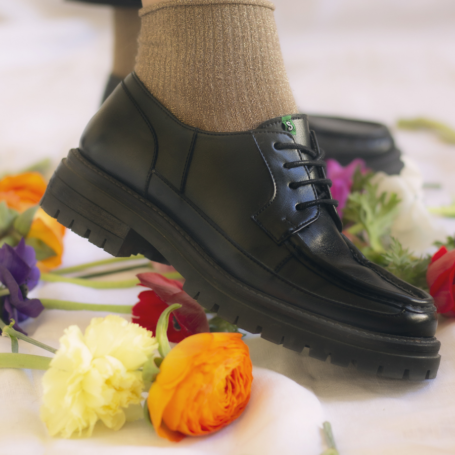 Dolly Supergreen black vegan woman derby in recycled and vegetable corn leather, eco-responsible, affordable and stylish vegan shoes. Ethical, ecological and responsible fashion, eco-design.