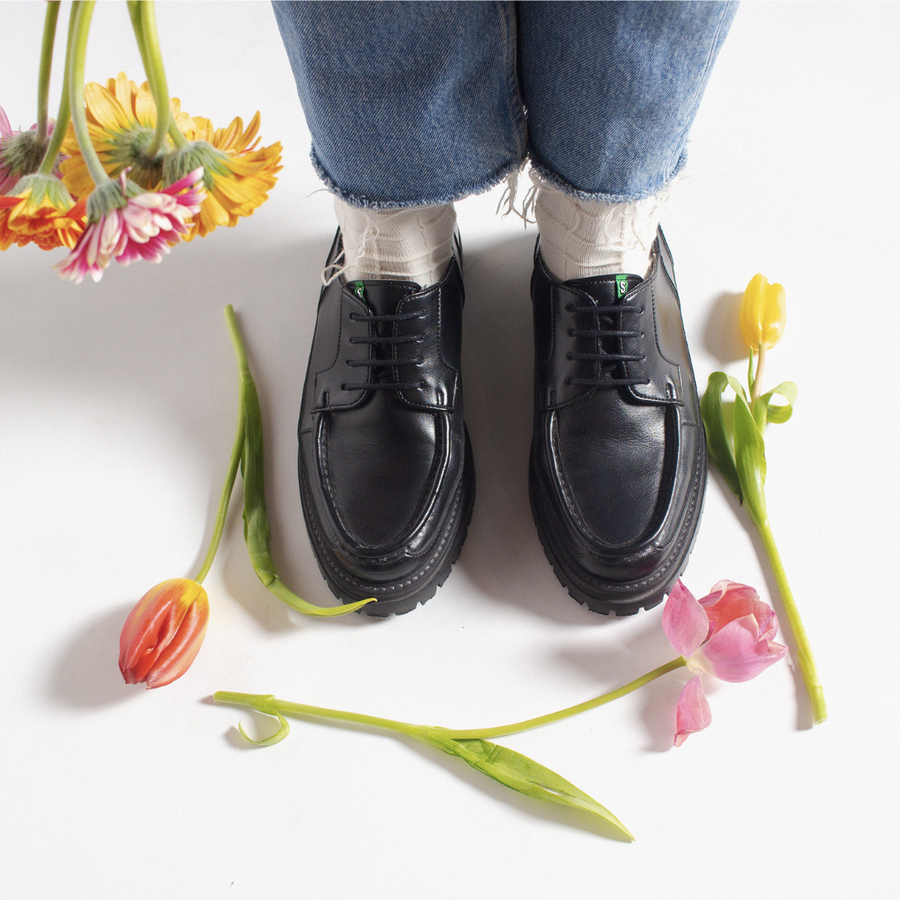 Dolly Supergreen black vegan woman derby in recycled and vegetable corn leather, eco-responsible, affordable and stylish vegan shoes. Ethical, ecological and responsible fashion, eco-design.